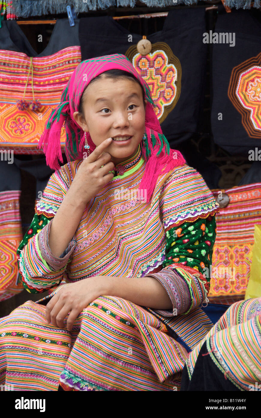 Seduto fiore donna Hmong Bac Ha mercato domenicale nel Vietnam del Nord Foto Stock