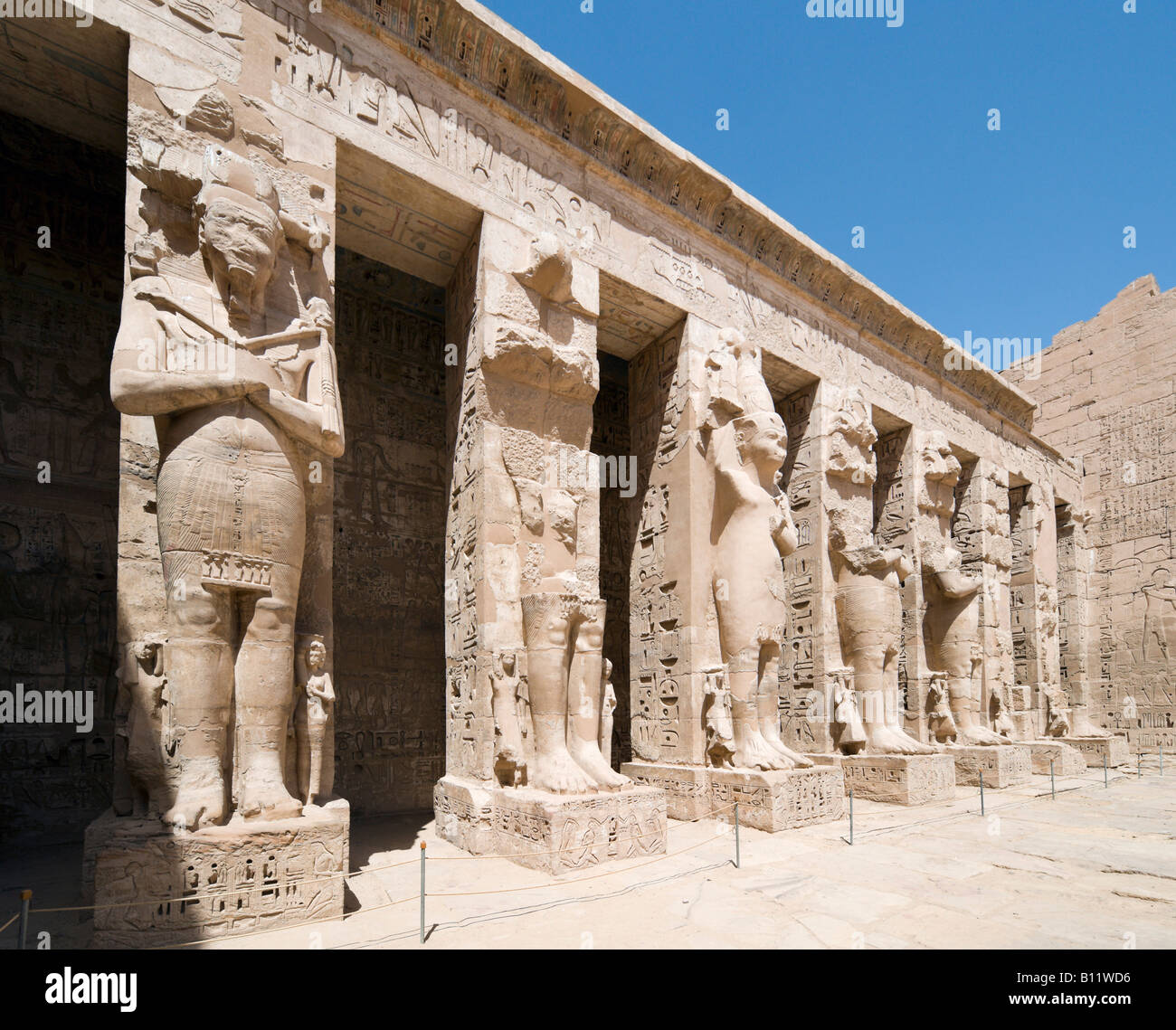 Statue in Corte del tempio di Medinet Habu, (Tempio mortuario di Ramses III), Luxor, la Valle del Nilo, Egitto Foto Stock