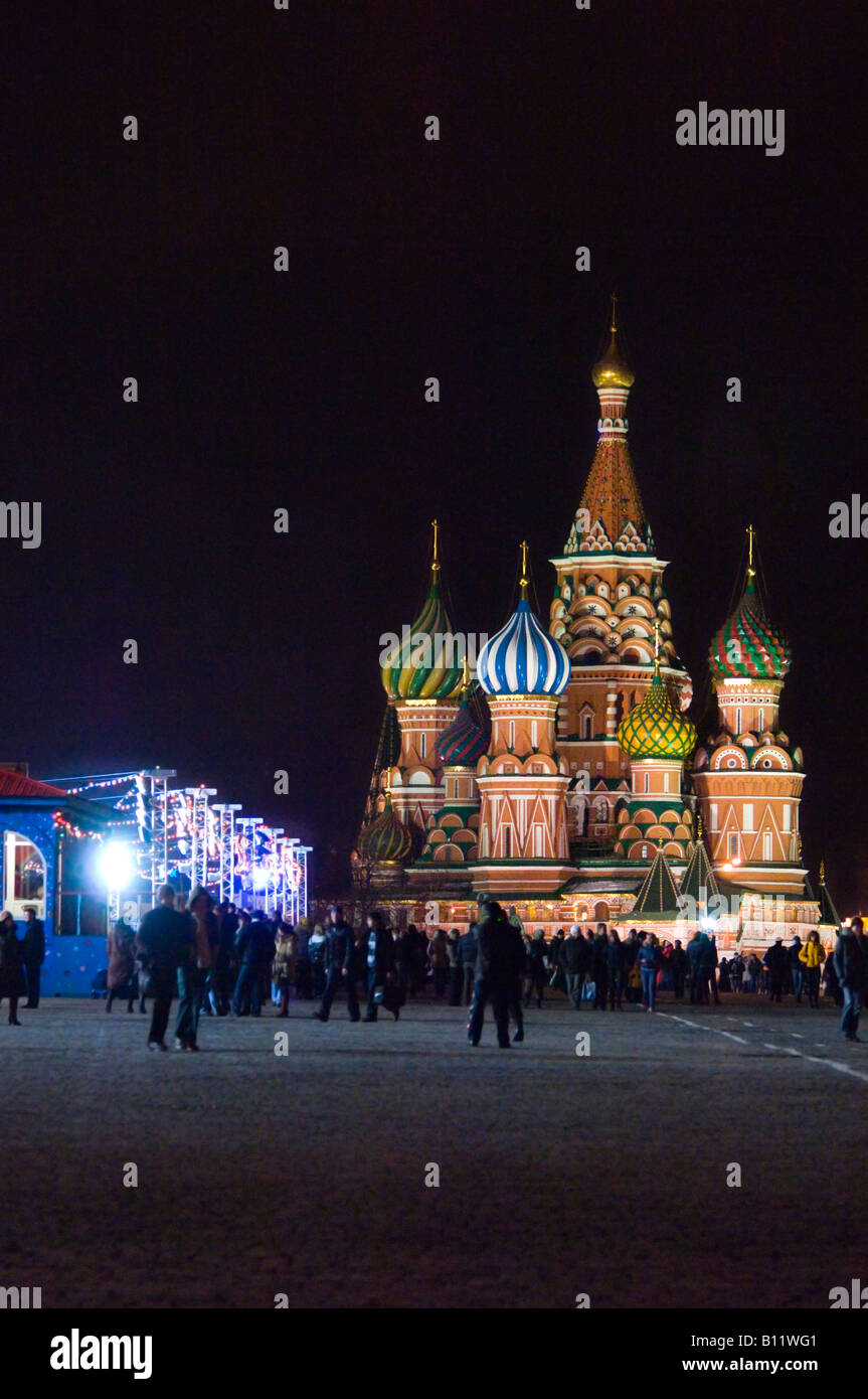 I basilici St Cattedrale di notte la Piazza Rossa Mosca FEDERAZIONE RUSSA Foto Stock