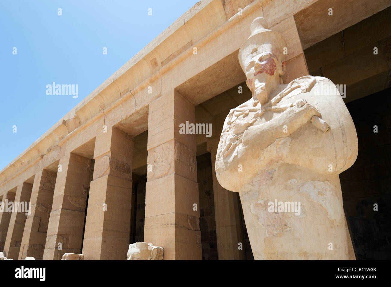 Statua di Osiride sulla terrazza superiore, Deir el-Bahri o tempio mortuario della Regina Hatshepsut, West Bank, Luxor, la Valle del Nilo, Egitto Foto Stock