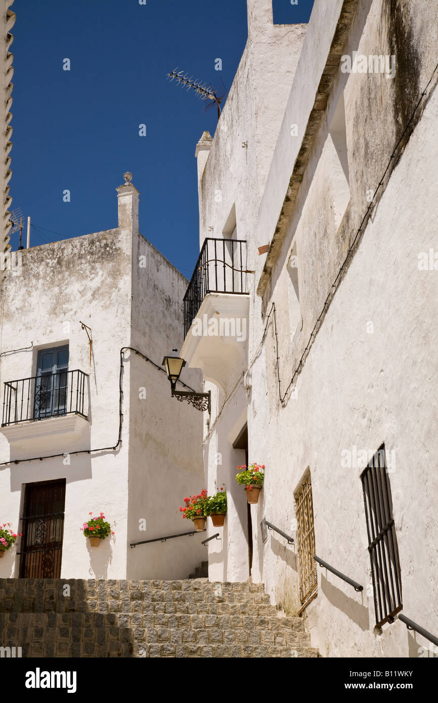 I gradini conducono a Callejon del Cerro, una strada nella cittadina di Vejer de la Frontera, in cima a una collina bianca. Vejer de la Frontera, Cádiz, Andalucía, Spagna. Foto Stock
