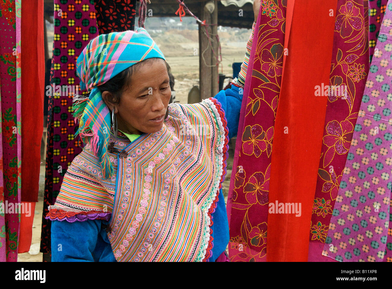 Fiore donna Hmong scelta del tessuto Bac Ha mercato domenicale nel Vietnam del Nord Foto Stock