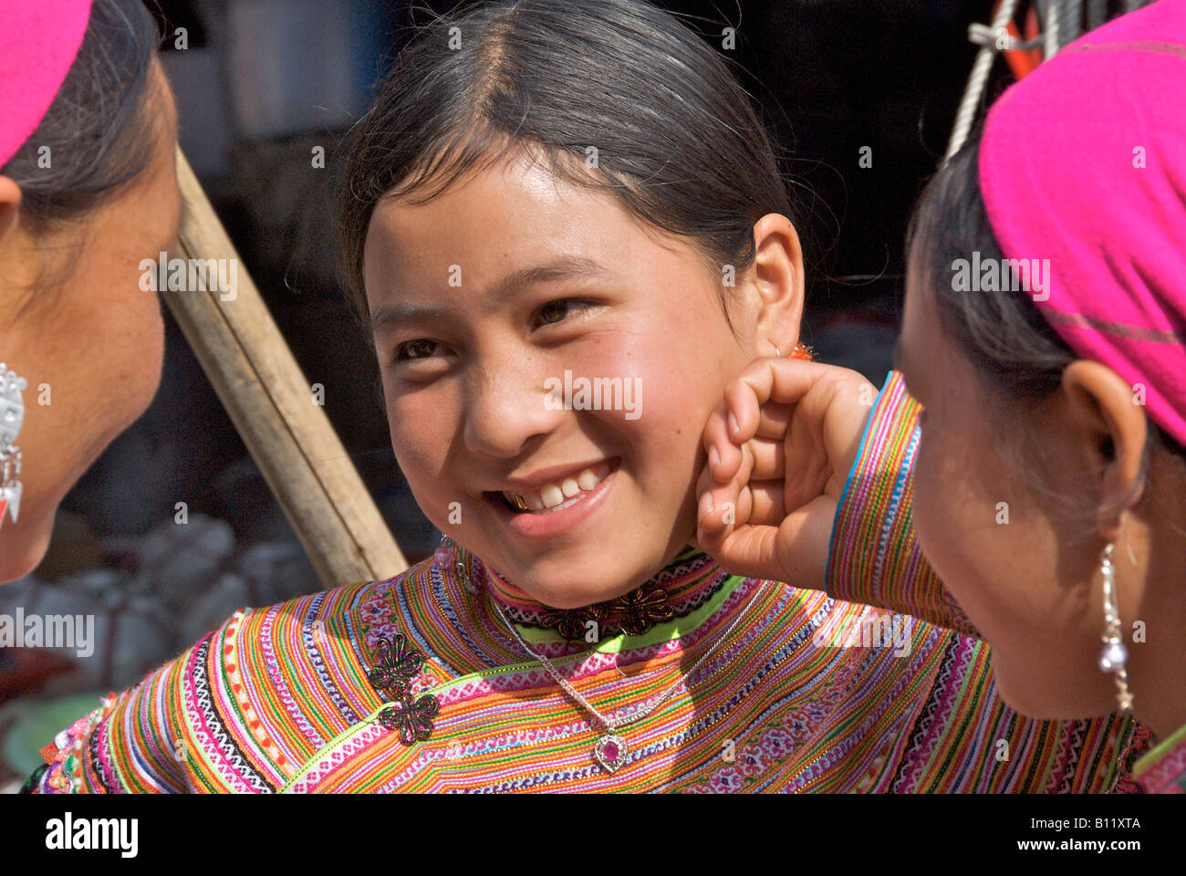 Ritratto abbastanza giovane fiore ragazza Hmong Bac Ha mercato domenicale nel Vietnam del Nord Foto Stock