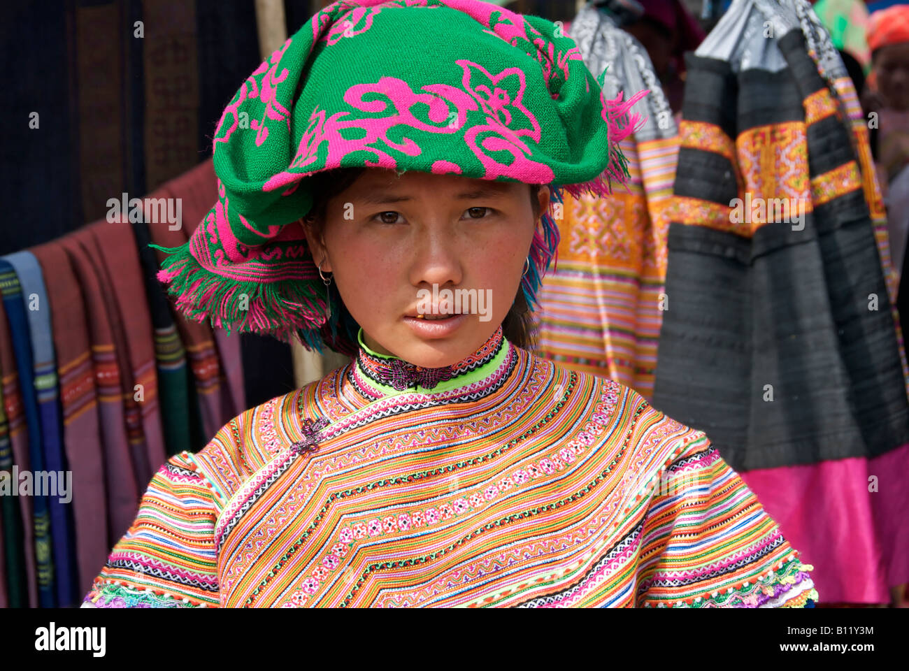 Ritratto di fiori donna Hmong Bac Ha mercato domenicale nel Vietnam del Nord Foto Stock