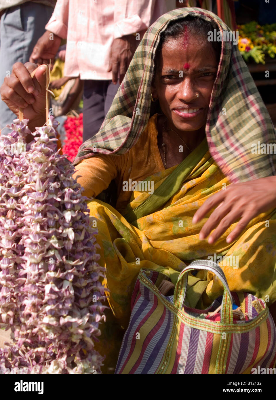 Donna indiana che vendono fiori a Malik Ghat di Calcutta Foto Stock