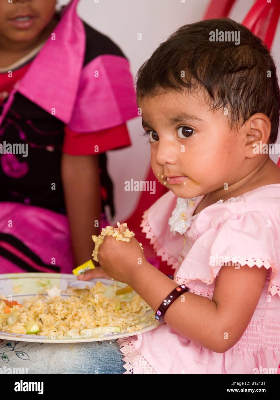 Ragazza indiana con un boccone Foto Stock