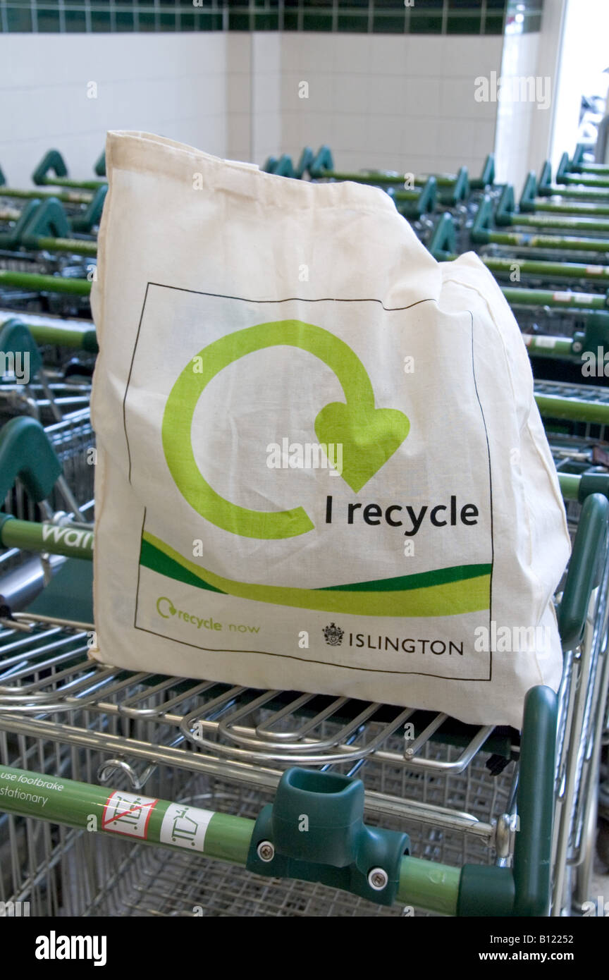 Eco bag riutilizzabile in cotone con logo i recycle sul carrello per supermercati, Islington London UK Foto Stock