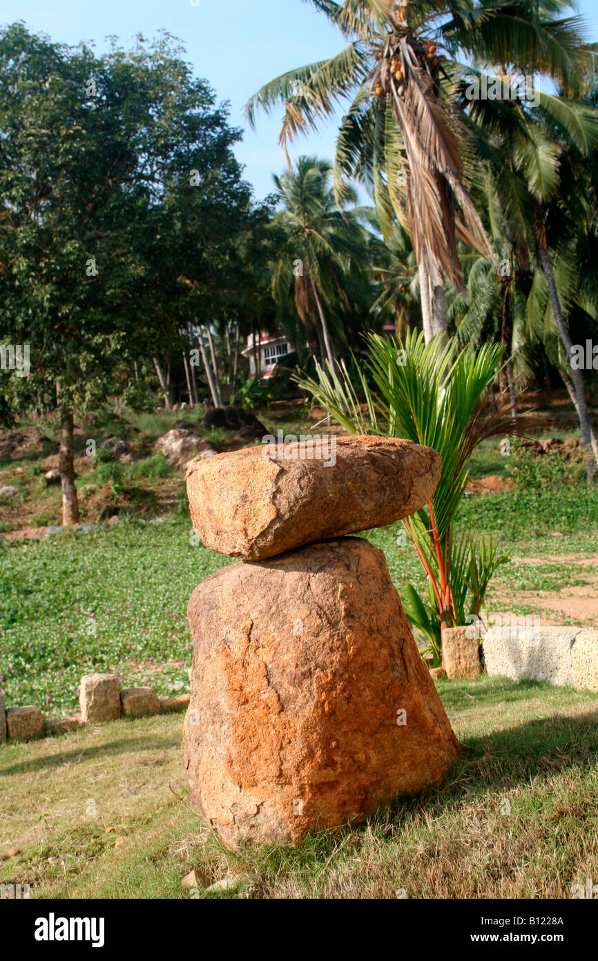 Scultura in pietra in un giardino paesaggistico Foto Stock