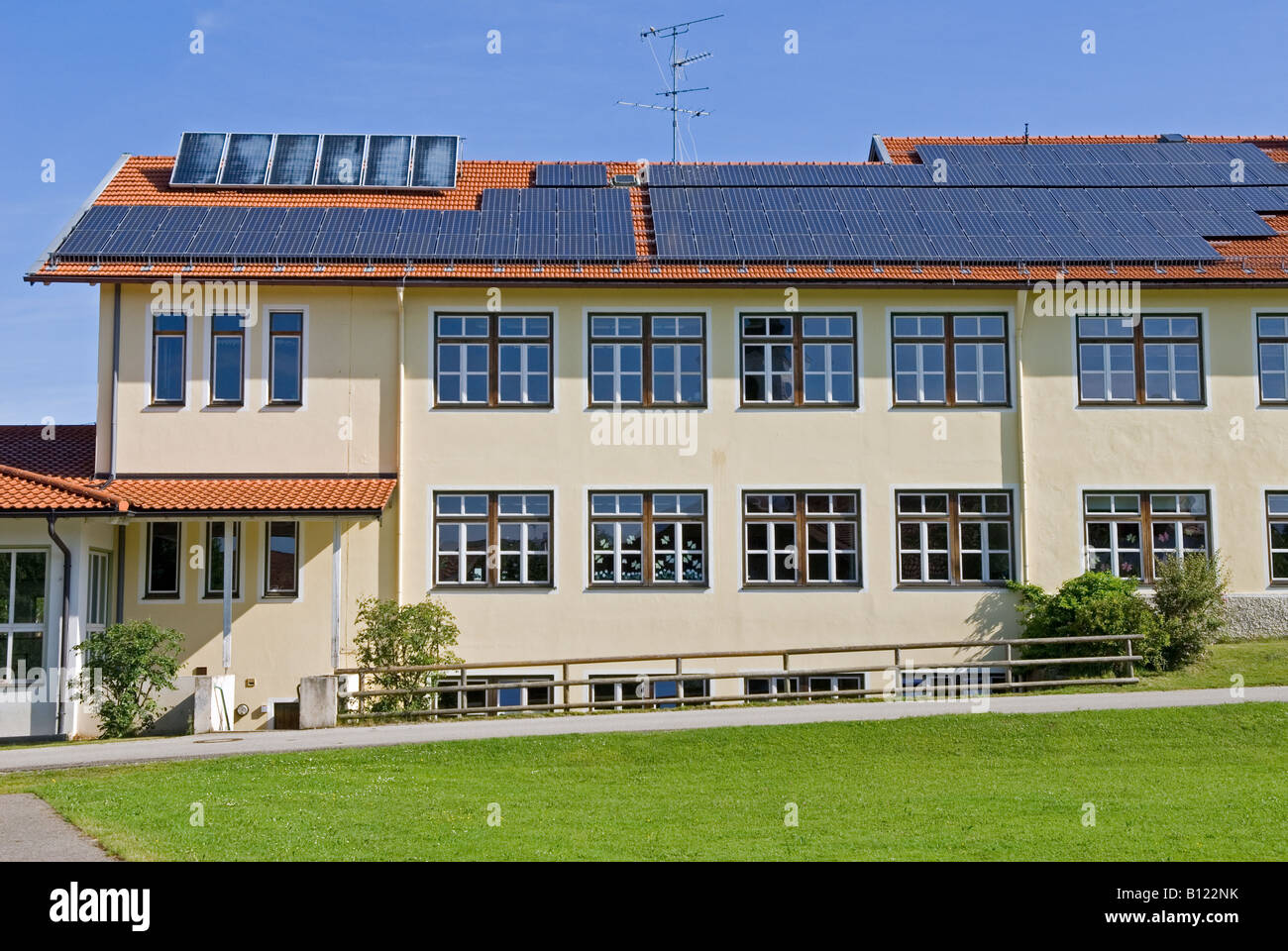 I pannelli solari montati sul tetto di una scuola, conducendo, Baviera, Germania. Foto Stock