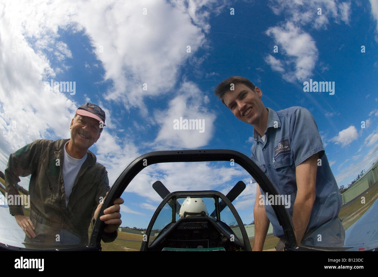 Il pilota e il personale a terra P51 Mustang aereo da caccia Foto Stock