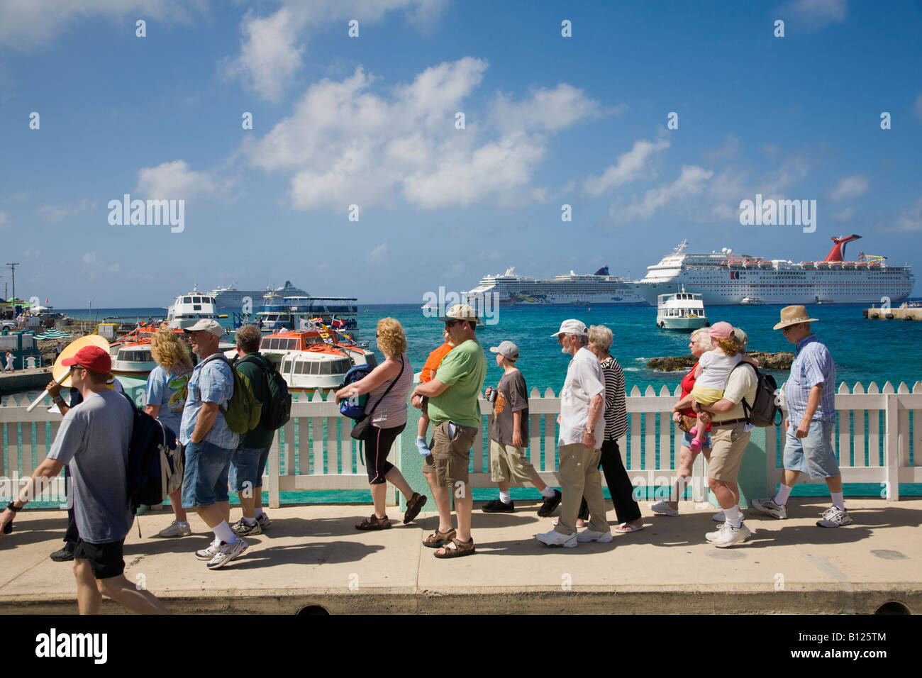 La folla di turisti in Georgetown Caymen Grand Cayman Isole dei Caraibi con navi da crociera in background Foto Stock