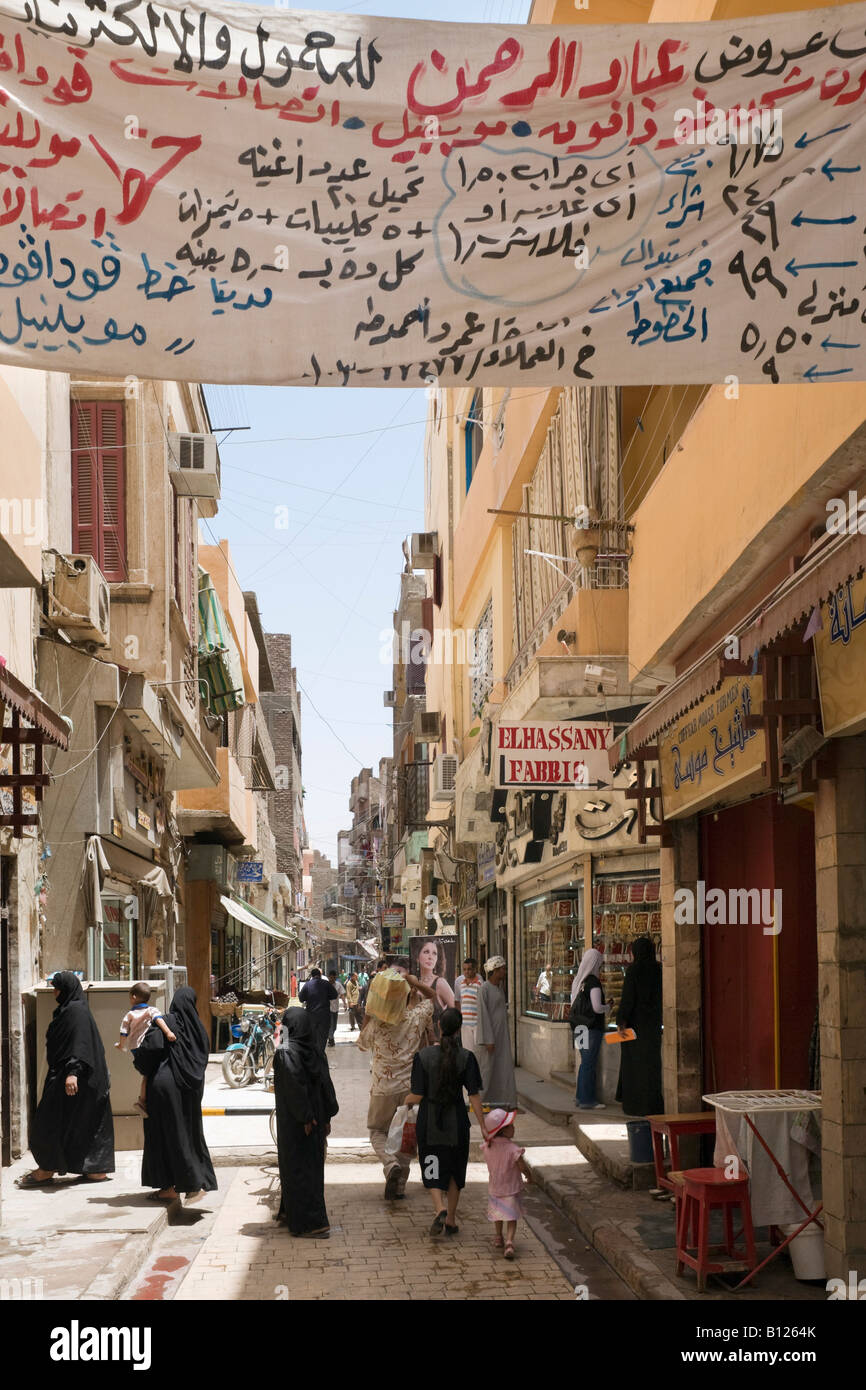 Tipica strada e negozi vicino al bazaar, la Sharia al Souk, Luxor, la Valle del Nilo, Egitto Foto Stock
