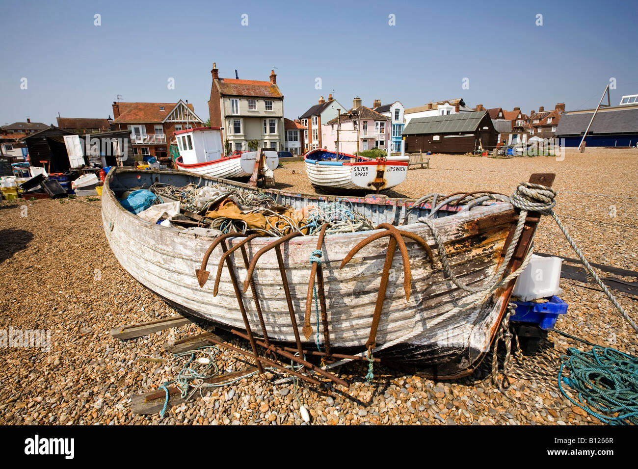 Regno Unito Inghilterra Suffolk Aldeburgh barche di pescatori sulla spiaggia Foto Stock