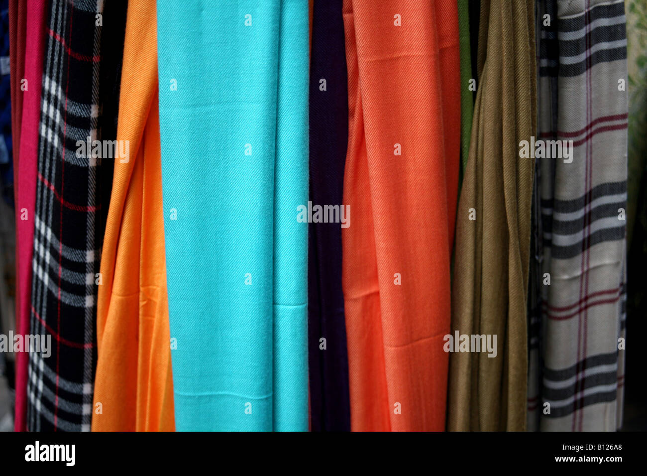 Pashminas in vendita nel negozio di Londra Foto Stock
