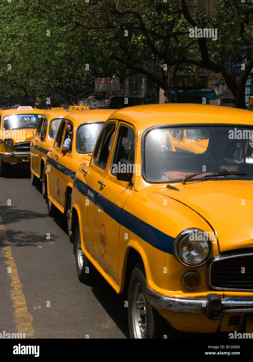 Fila di vintage Ambasciatore taxi nelle ore di punta in Calcutta Foto Stock