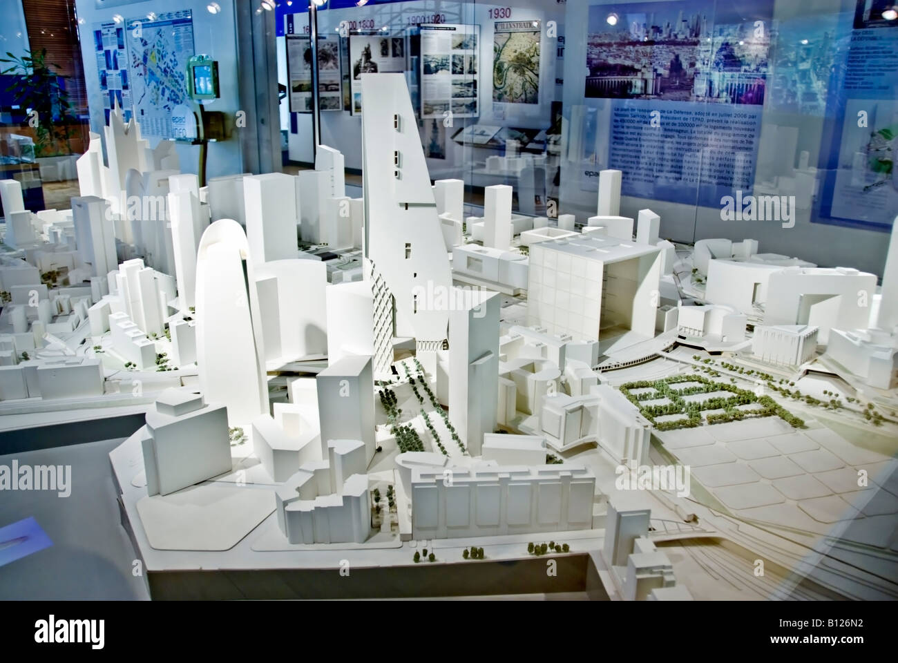 Parigi Francia, architettura commerciale, moderni edifici per uffici nel centro affari 'la Defense', 'Tour Phare', città futuristica modello Foto Stock