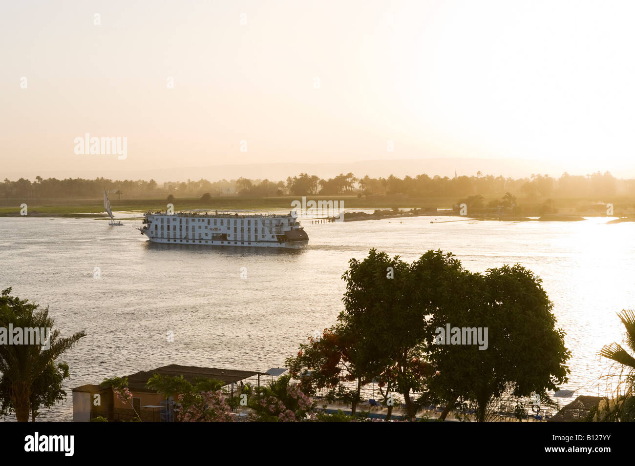 Battello da crociera sul Fiume Nilo al tramonto, Luxor, la Valle del Nilo, Egitto Foto Stock