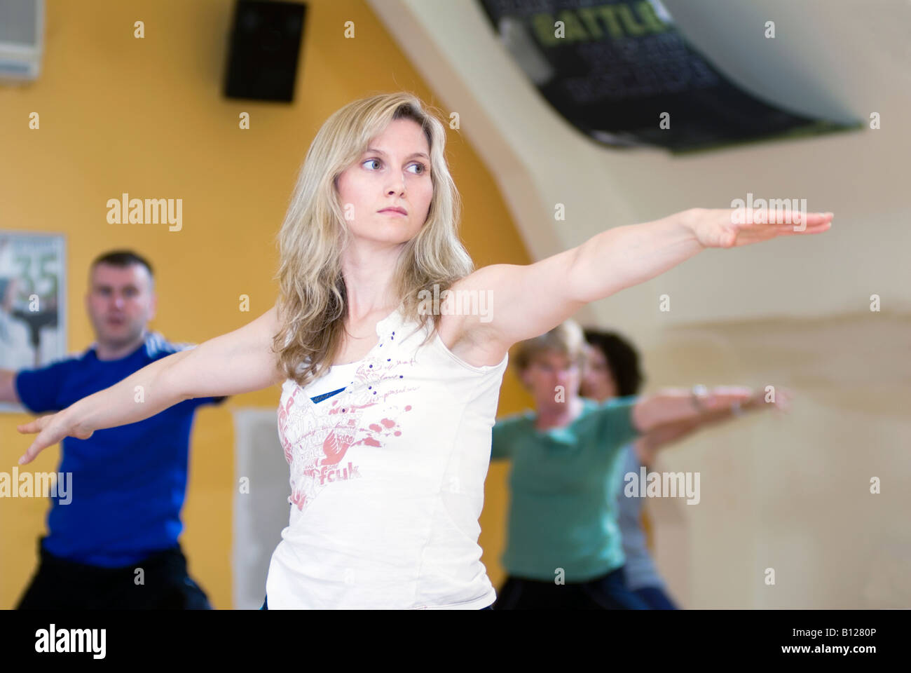 Yoga classe ragazza ragazze donne uomini uomo vinyasa flusso pongono dinamico Foto Stock