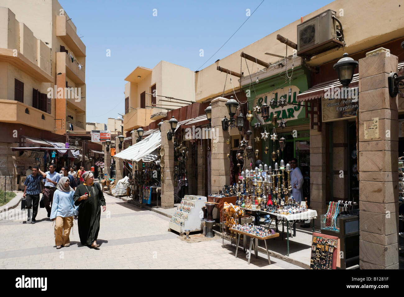 Negozi nel bazaar, la Sharia al Souk, Luxor, la Valle del Nilo, Egitto Foto Stock