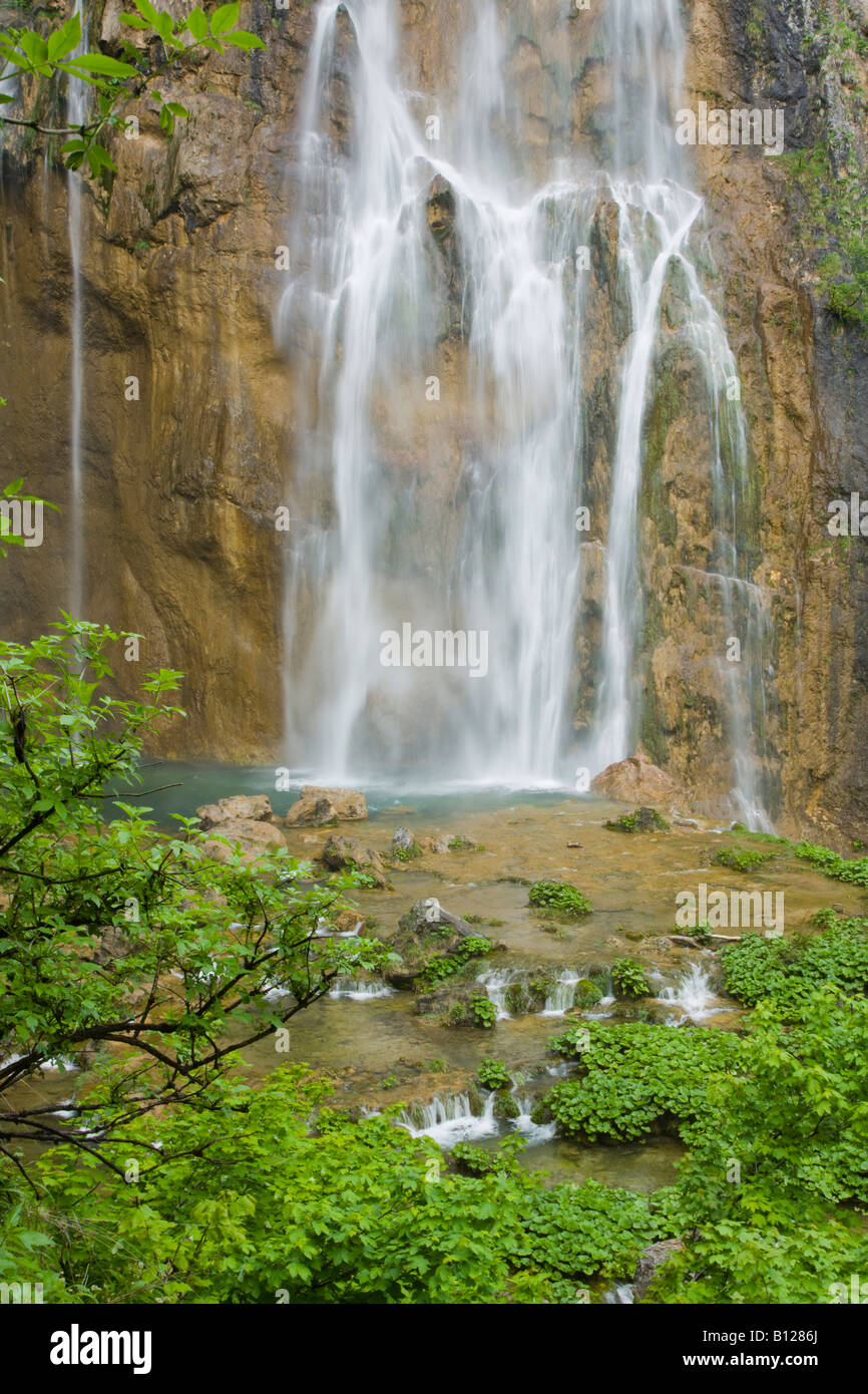 Acqua pura e fresca che scende dalla parete rocciosa sotto Veliki Slap Grande cascata al Parco Nazionale dei Laghi di Plitvice in Croazia Foto Stock