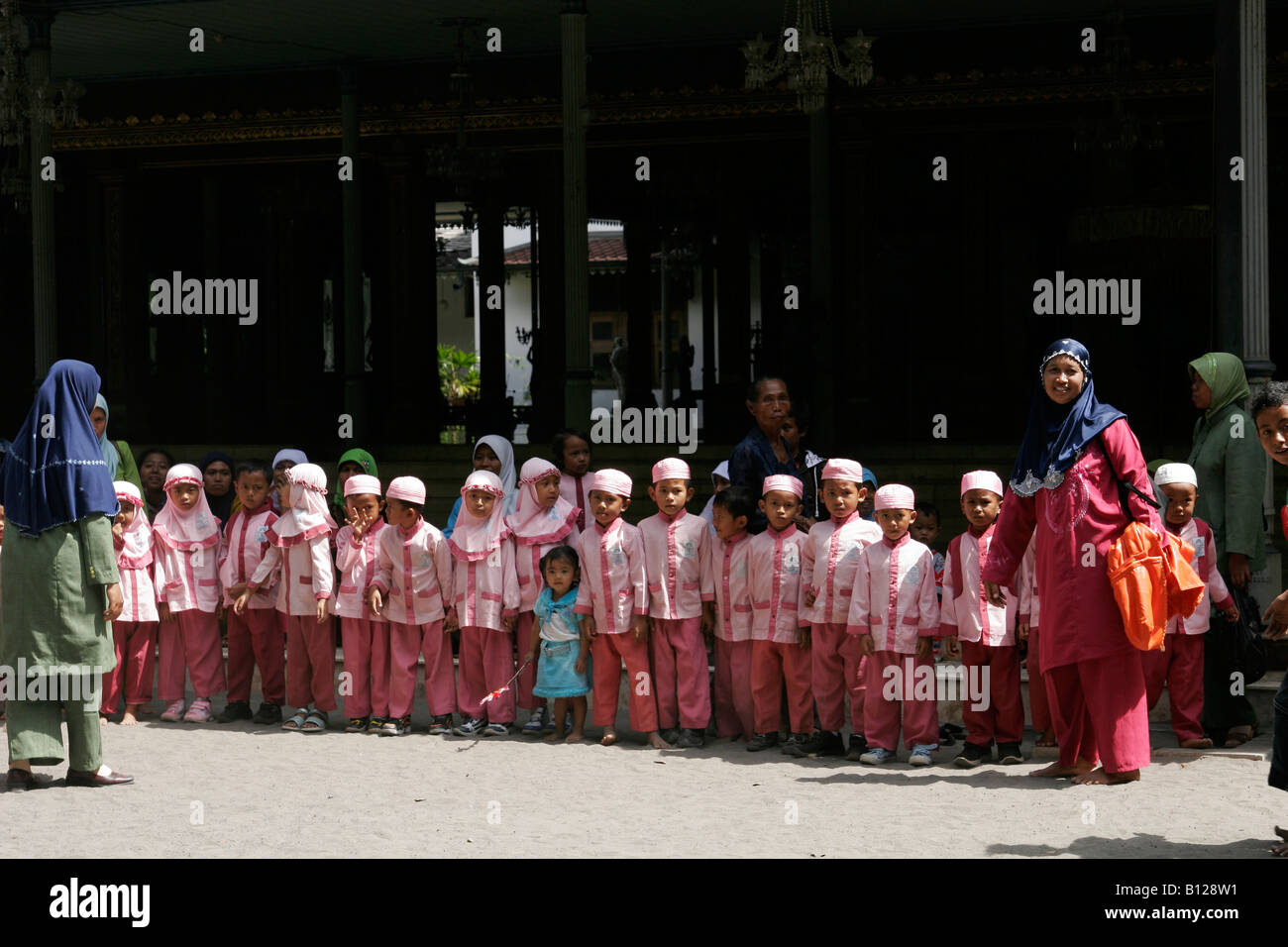 Il gruppo di ragazzi indonesiano vicino Palazzo Reale in Solo (Surakarta), Java, Indonesia Foto Stock