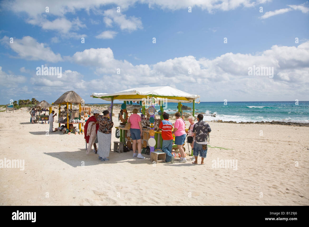 Negozi di souvenir a beach outdoor souvenir sorge sulla costa orientale di Cozumel Messico Foto Stock