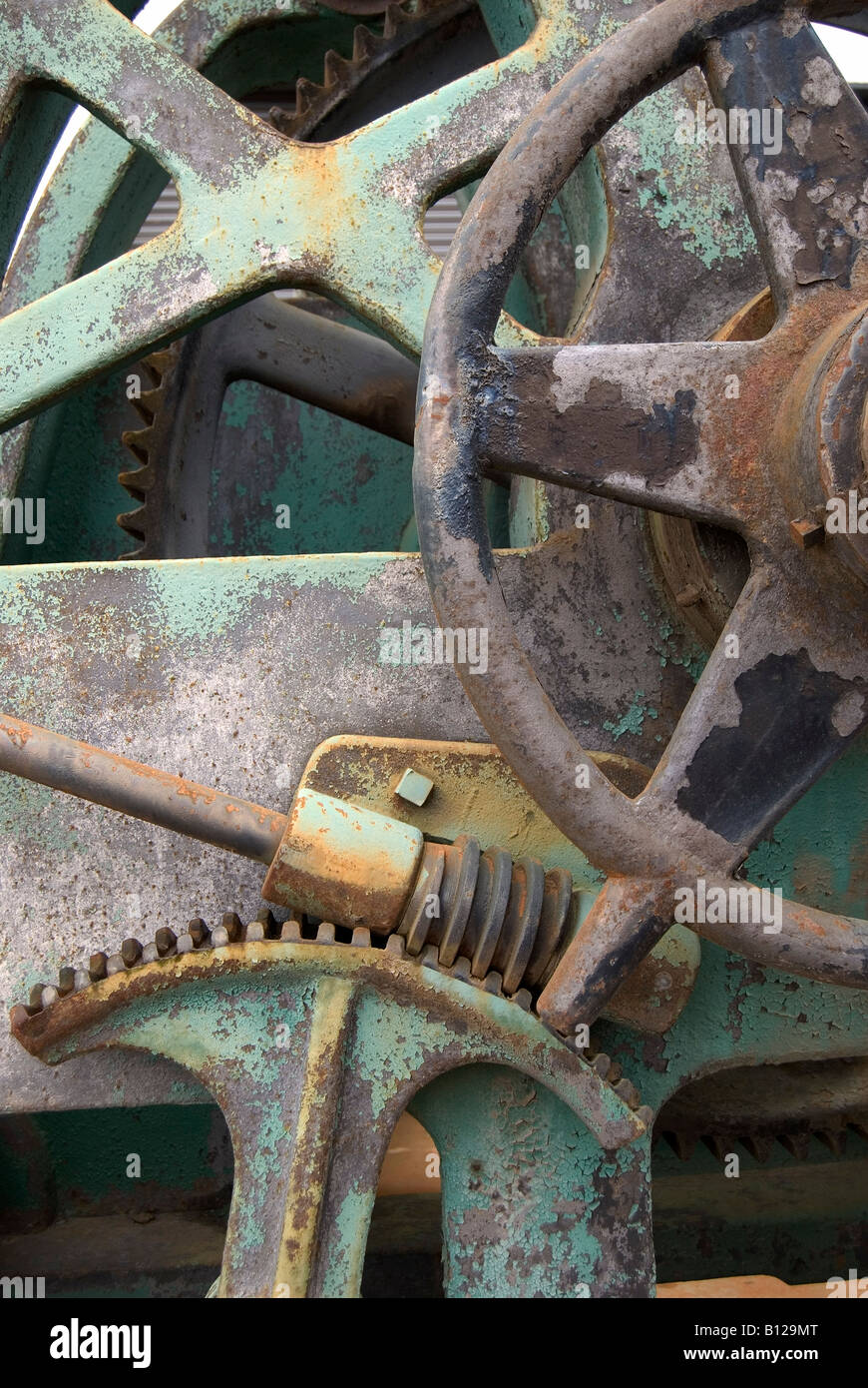 Ingranaggi e ruote su antichi tornio di metallo Foto Stock