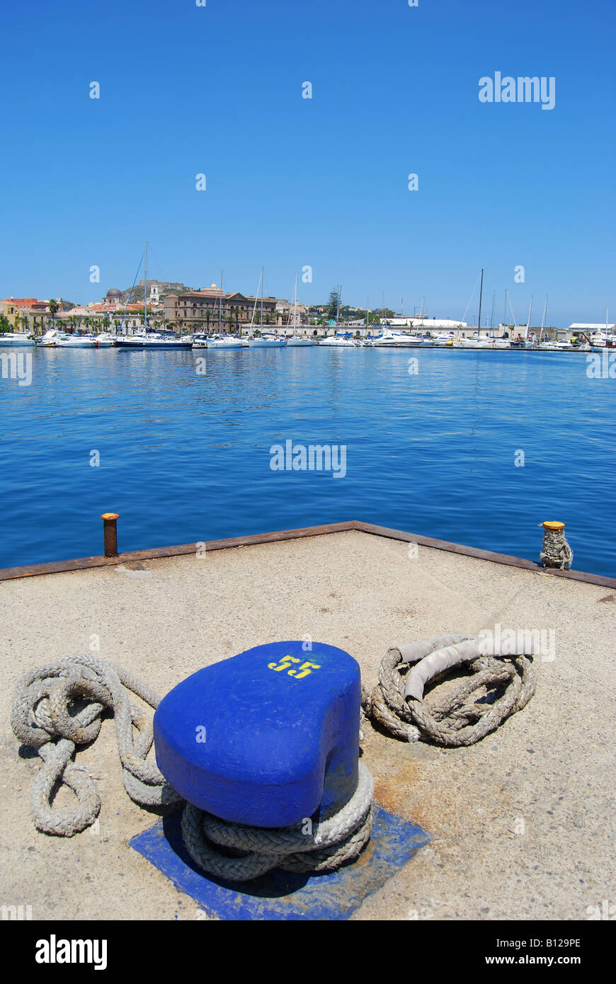 Vista sul porto e sul castello, Milazzo, Capo di Milazzo, Provincia di Messina, Sicilia, Italia Foto Stock