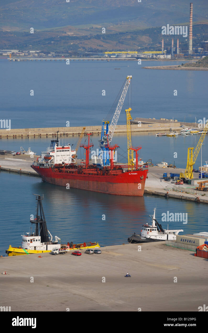 Lo scarico delle navi nel porto di Termini Imerese, provincia di Palermo, Sicilia, Italia Foto Stock