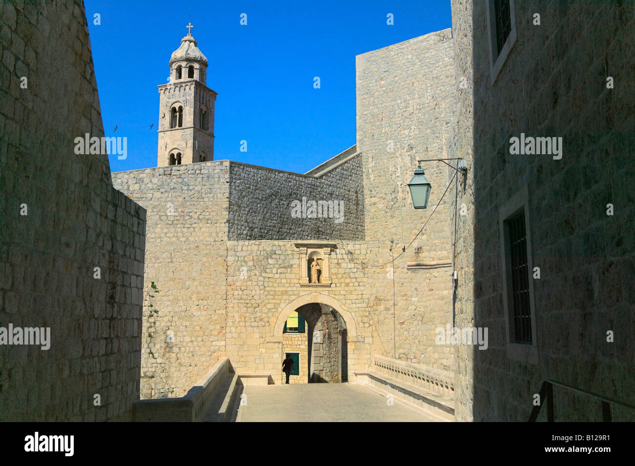 Ingresso su delle antiche mura della città di Dubrovnik Croazia Foto stock  - Alamy