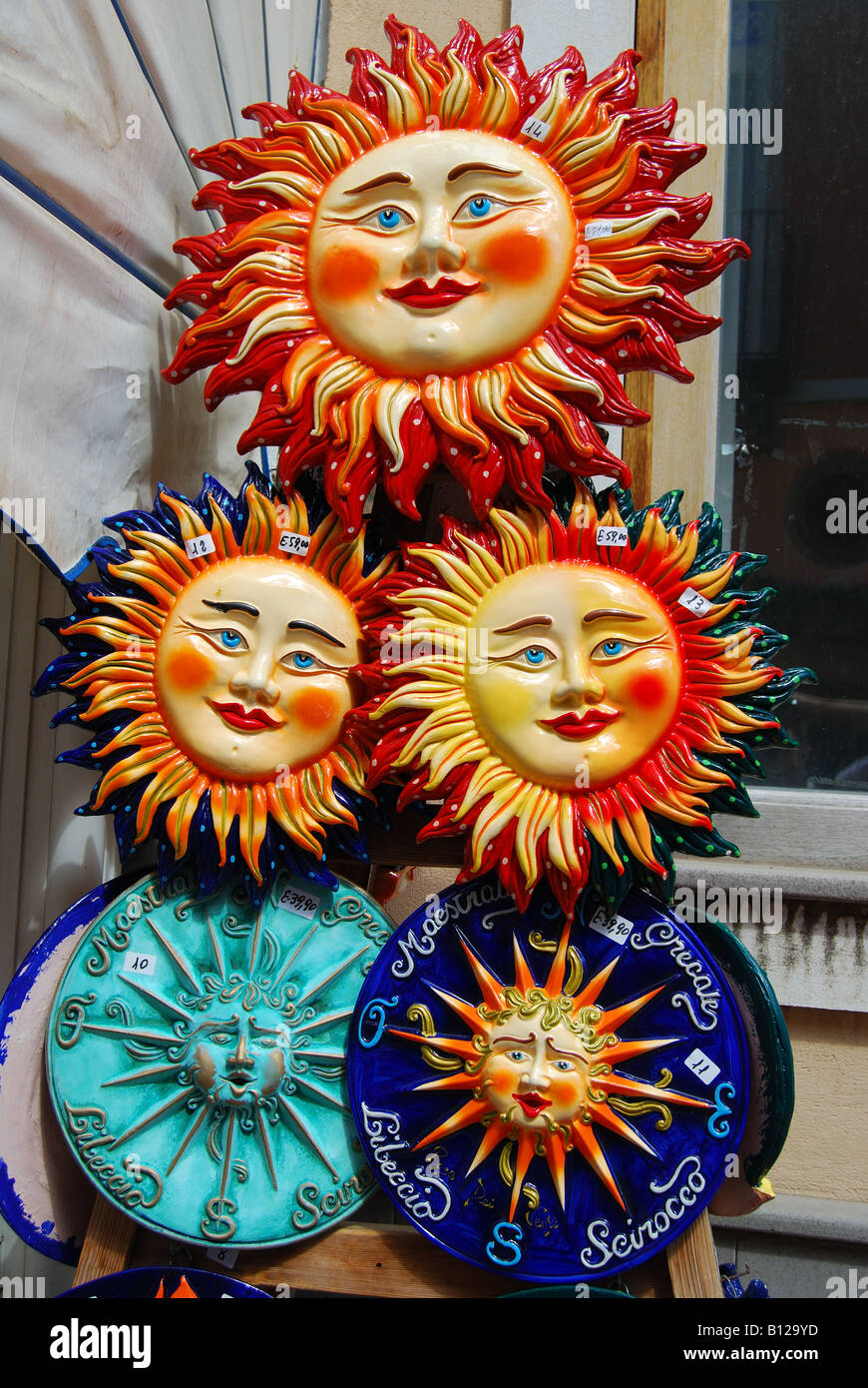 Sole in ceramica figure al di fuori del negozio di souvenir, Lipari, Isola di Lipari, Provincia di Messina, Sicilia, Italia Foto Stock