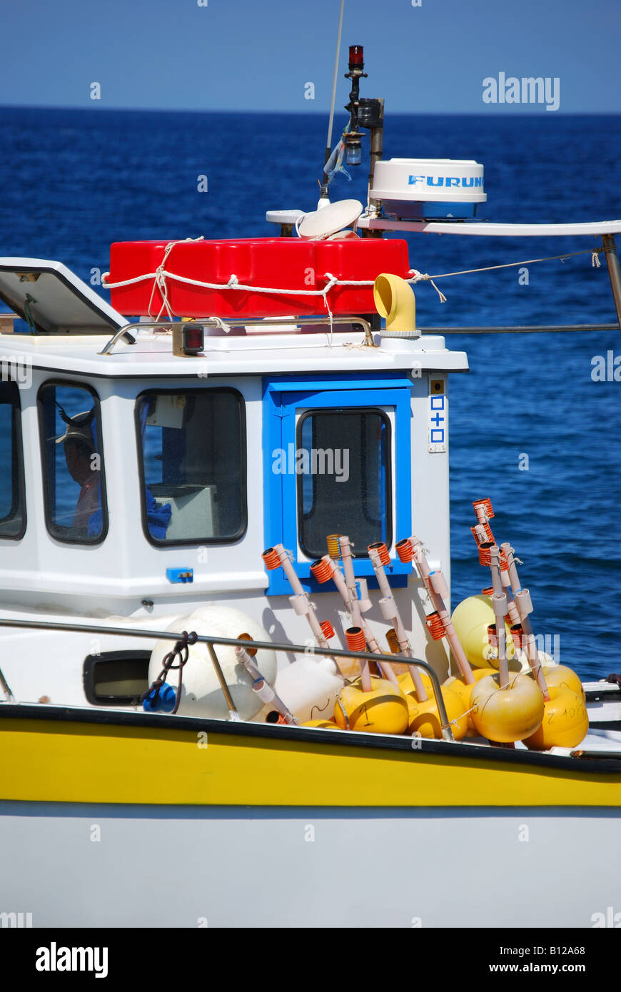 Colorate barche da pesca lasciando la Porta Marina Corta, Lipari, Isola di Lipari, Provincia di Messina, Sicilia, Italia Foto Stock