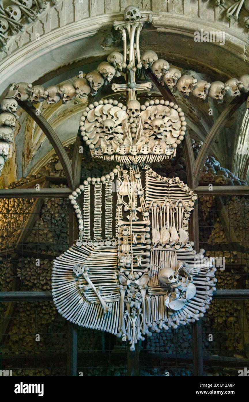 Sedlec Ossario una chiesa decorata con le ossa di 40 000 persone vittime di trenta anni di guerra Kutna Hora Repubblica Ceca Foto Stock
