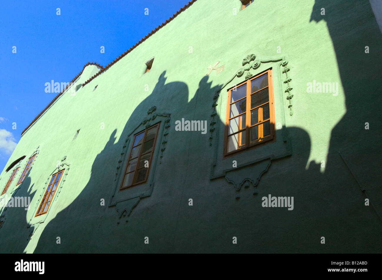 Ombra della chiesa sulla parete nel centro storico di Cesky Krumlov Repubblica Ceca Foto Stock