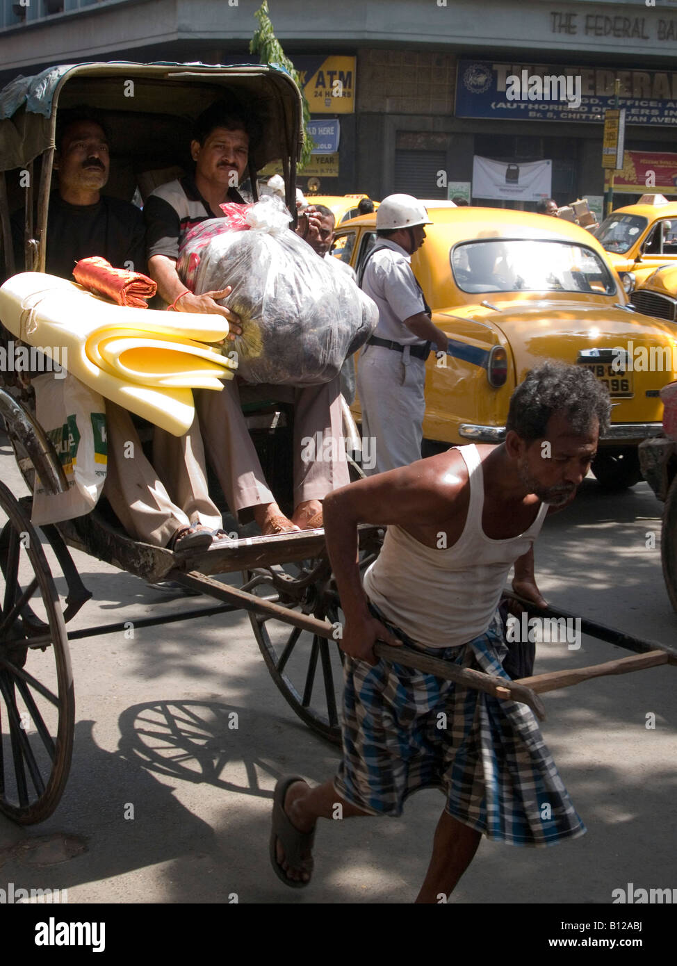 Human Powered rickshaw in Calcutta Foto Stock