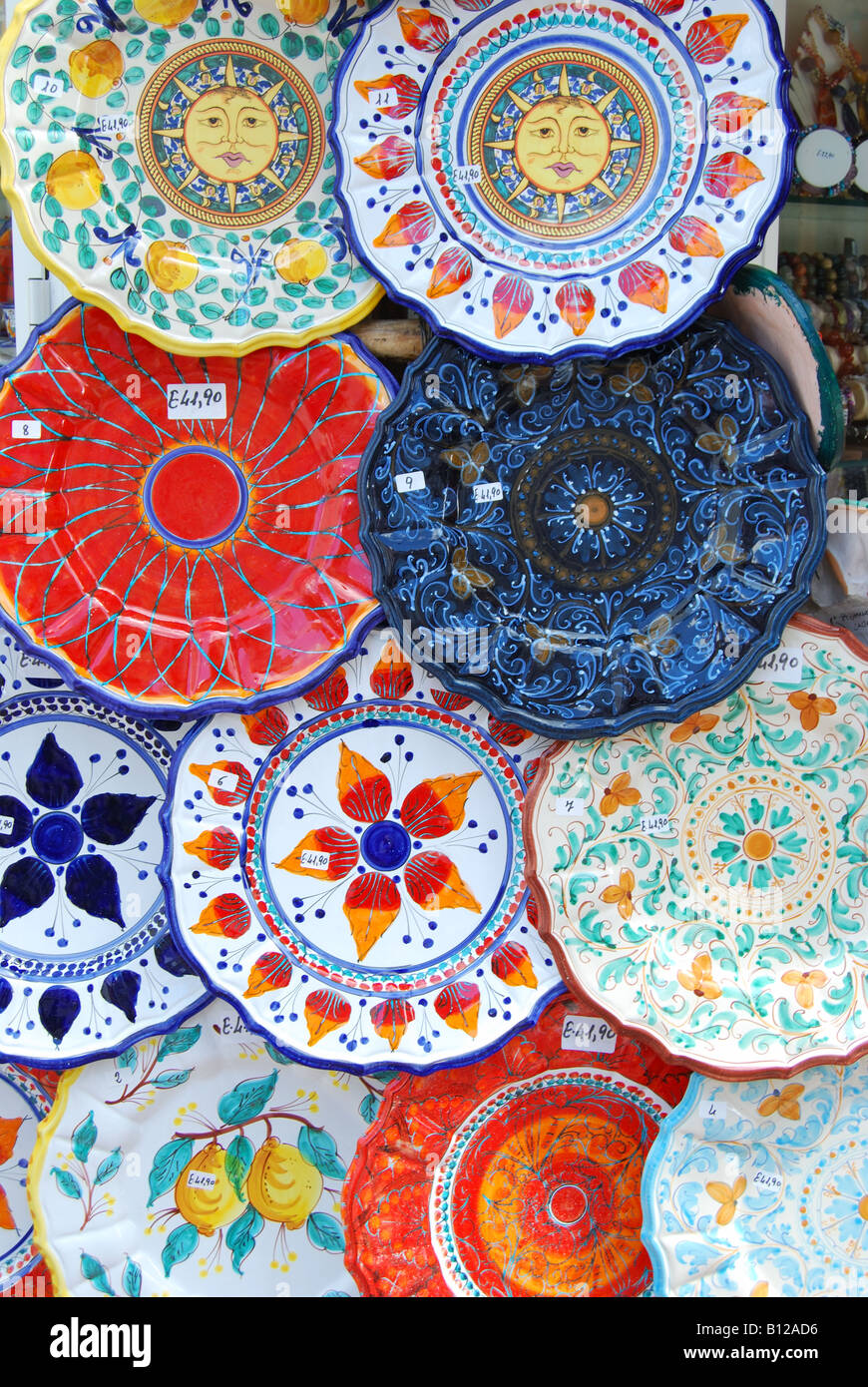 Piastre in ceramica al di fuori del negozio di souvenir, Lipari, Isola di Lipari, Provincia di Messina, Sicilia, Italia Foto Stock