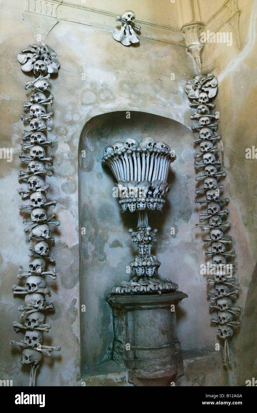 Sedlec Ossario una chiesa decorata con le ossa di 40, 000 persone vittime di trenta anni di guerra Kutna Hora Repubblica Ceca Foto Stock