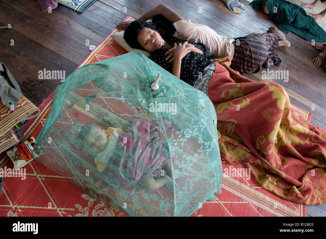 Gli sfollati che dormono in un monastero buddista che offrono asilo alle persone colpite dal ciclone Nargis vicino a Yangon MYANMAR Birmania Foto Stock