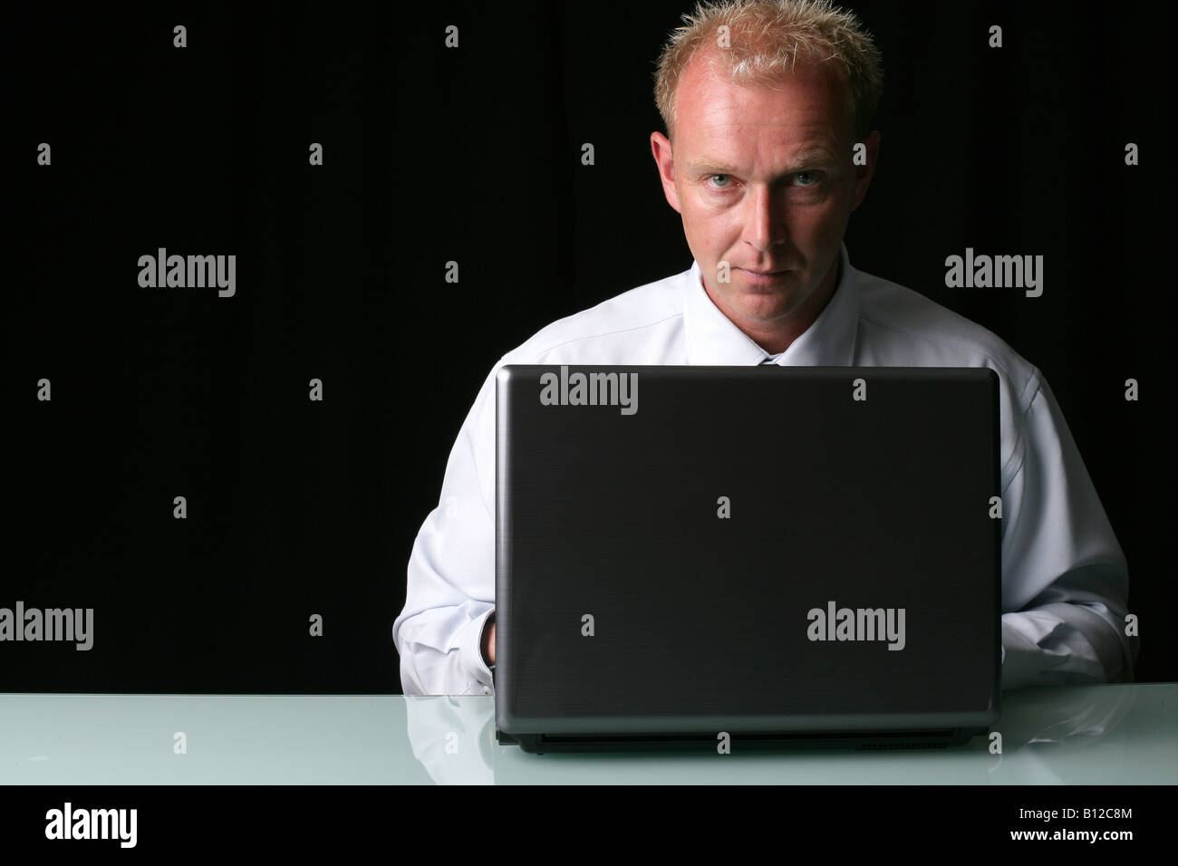 [35 maschio lavorando su un lap top] Foto Stock