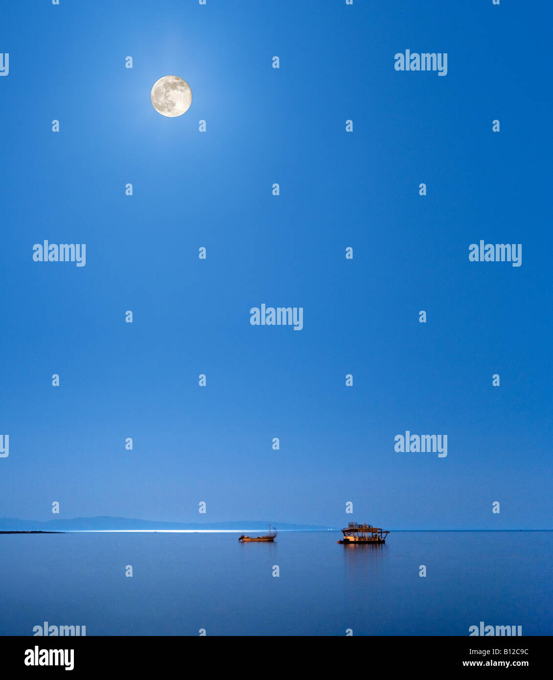 Luna piena sul Mar Rosso, Dahab vicino a Sharm el-Sheikh, Egitto Foto Stock