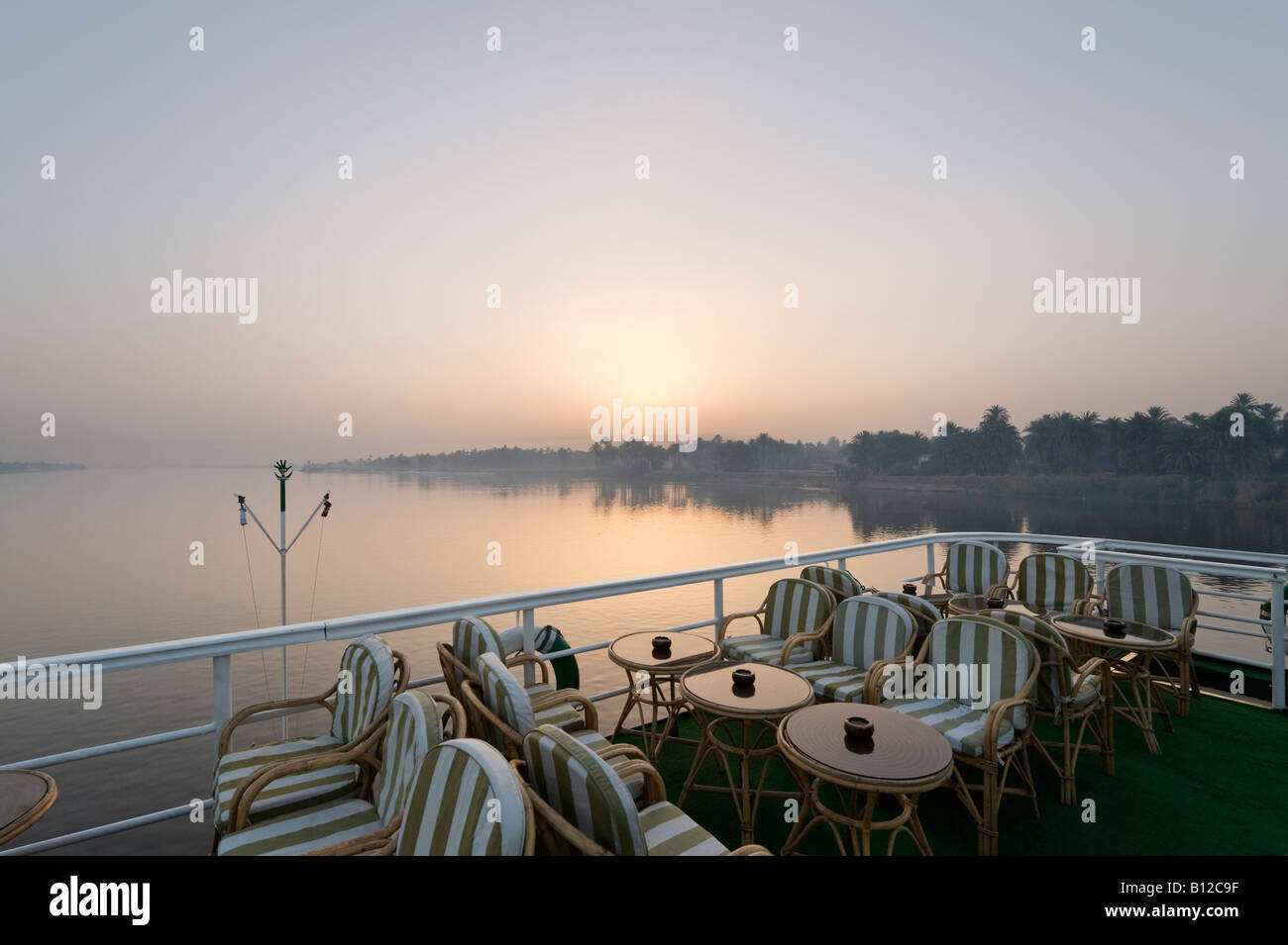 Sunrise dal ponte del fiume Nilo Cruiser tra Luxor e Quena, Valle del Nilo, Egitto Foto Stock
