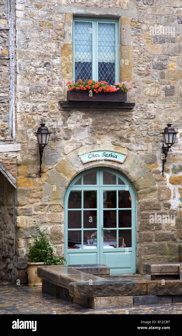 Un ristorante francese shop front, un edificio in pietra entro la città fortificata di Carcassonne Foto Stock