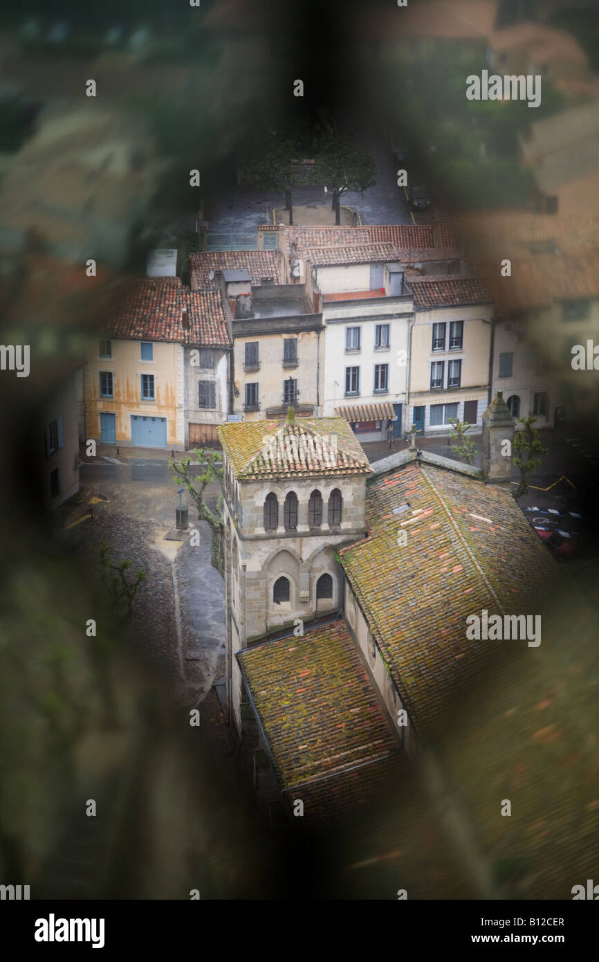 Una veduta aerea di Carcassonne un medievale cittadina francese da una finestra in Carcassonne Chateau nel vecchio Cite Foto Stock