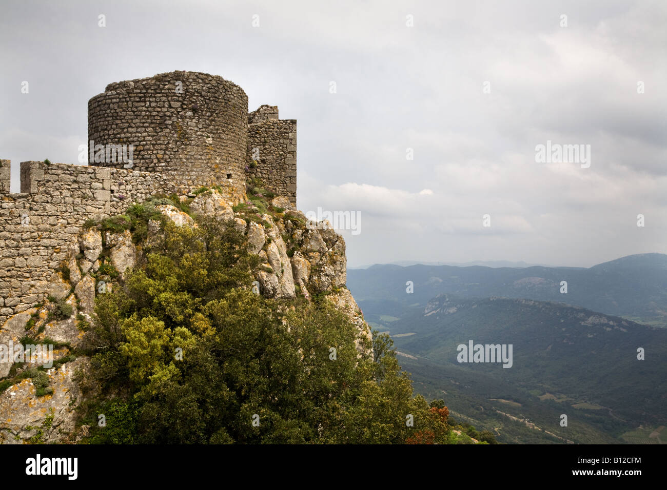 Le rovine del castello dei Pirenei francesi paesaggio montuoso, il Chateau de Peyrepertuse nel Languedoc Roussillon Francia meridionale Foto Stock