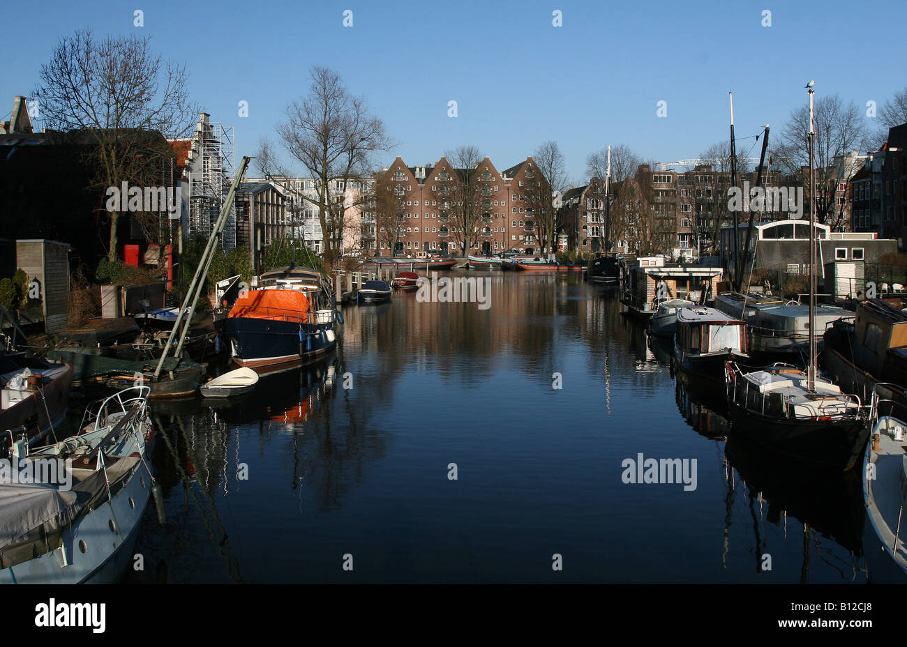 Tipiche vecchie case di Amsterdam e la casa delle barche, in corrispondenza di un canale nel centro della città di Amsterdam (Prinseneiland, Prinsen island) Foto Stock