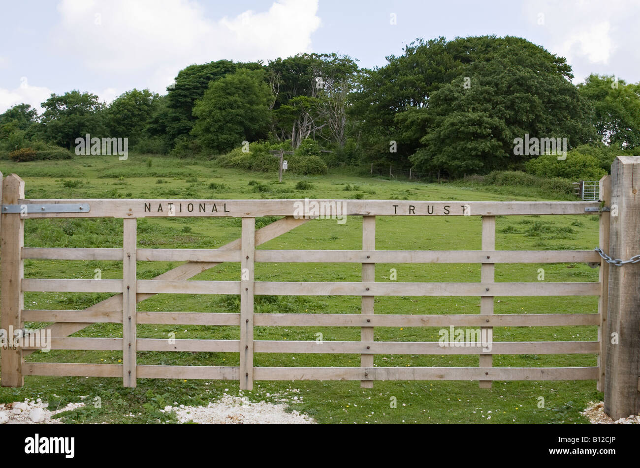 Cancello all'entrata della proprietà di National Trust presso Cissbury Ring, West Sussex, Inghilterra, Regno Unito Foto Stock