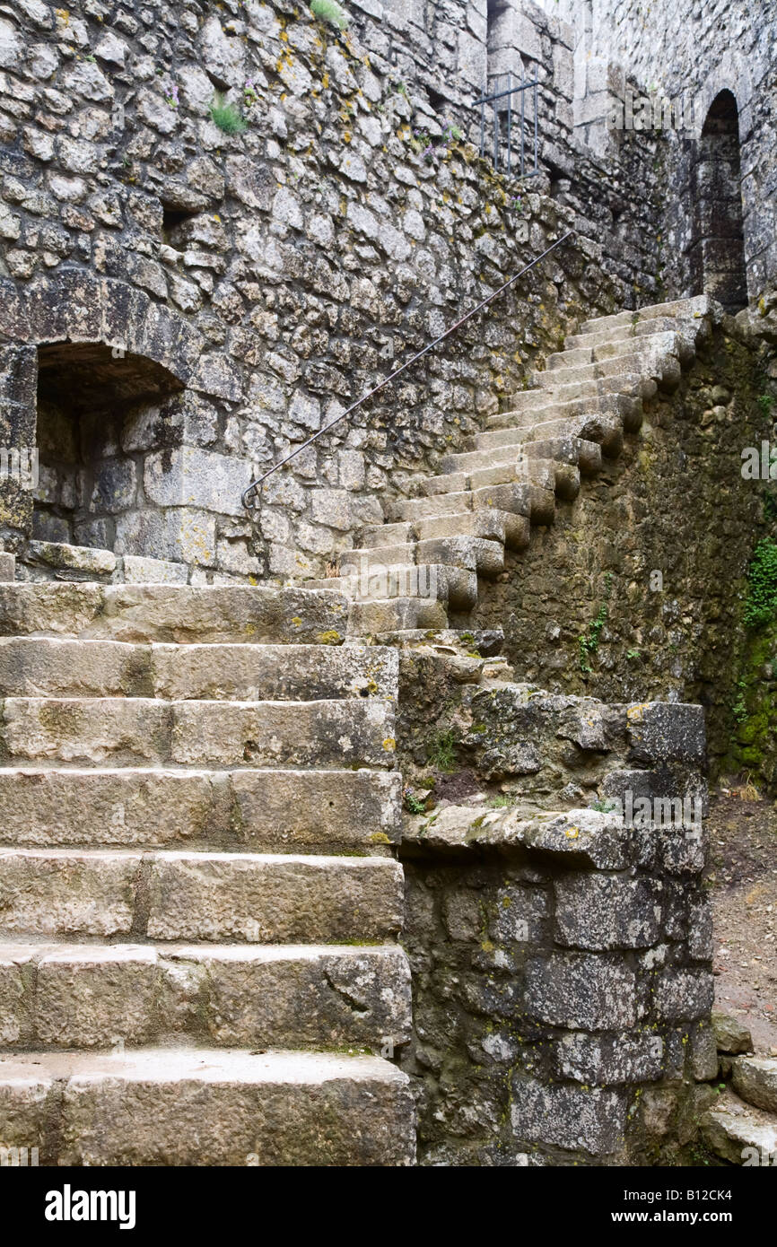 Gradini in pietra e scale delle mura del castello entro i resti del Chateau de Peyrepertuse chateau francese nel Sud della Francia Foto Stock