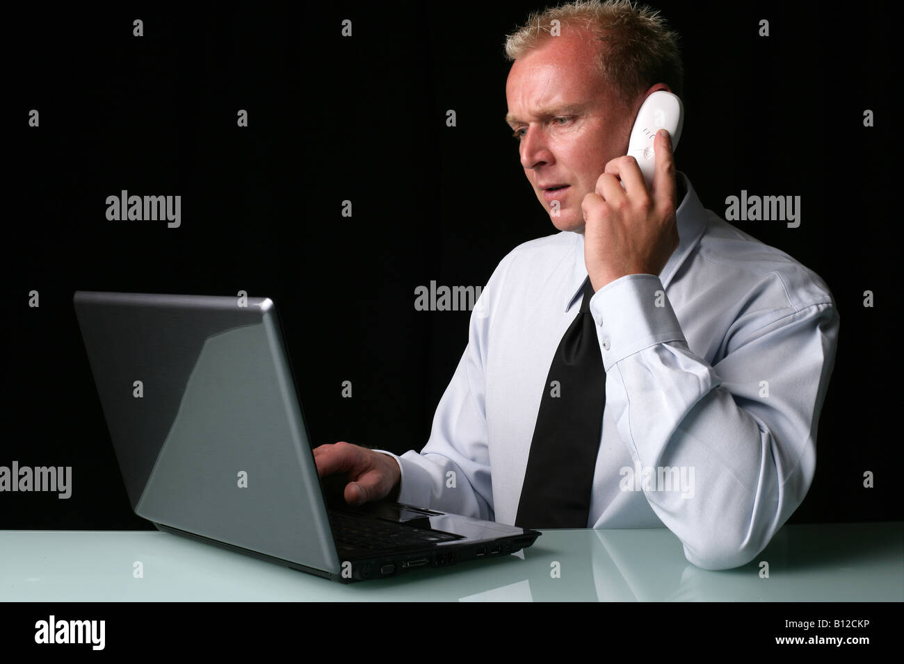 L'uomo lap top e telefono Foto Stock