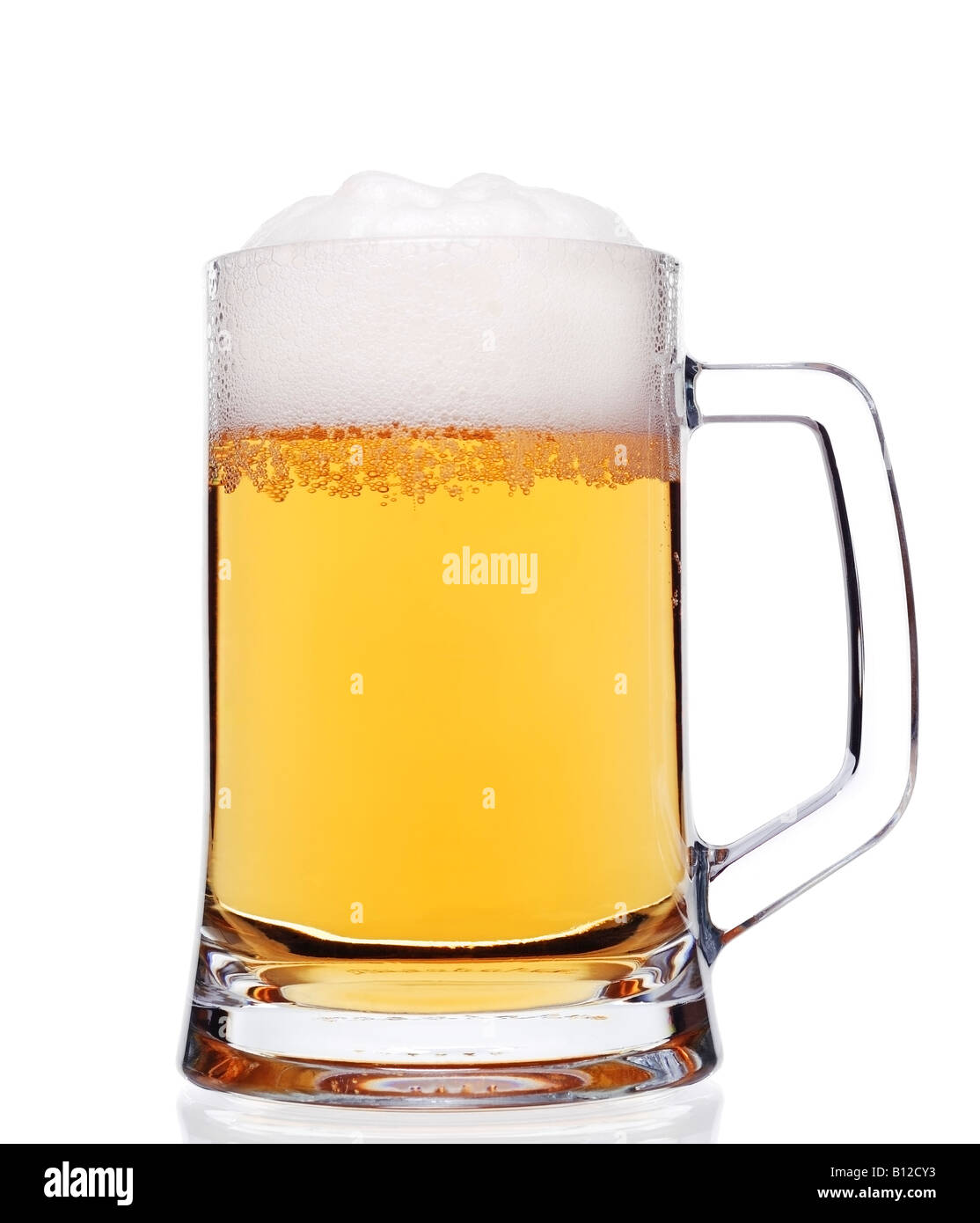 Bicchiere di birra vicino fino contro uno sfondo bianco Foto Stock