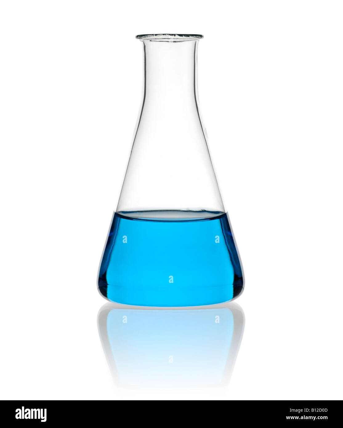 Scientifica beuta conica riempita con sostanze chimiche Close Up contro uno sfondo bianco Foto Stock